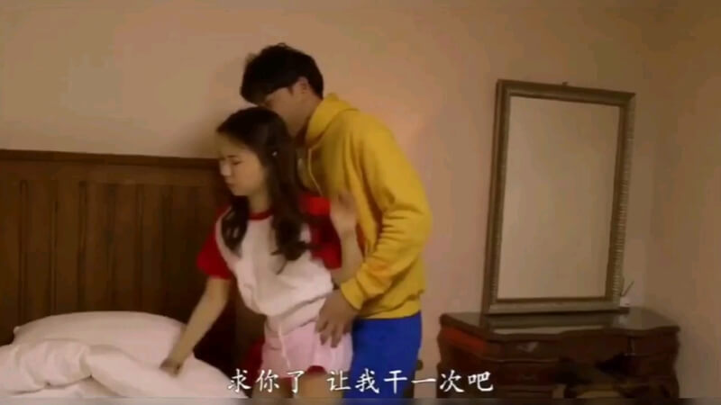 韩国三级搞笑片段 弟弟精虫上脑跑进姐姐房间，求姐姐给他干一次～