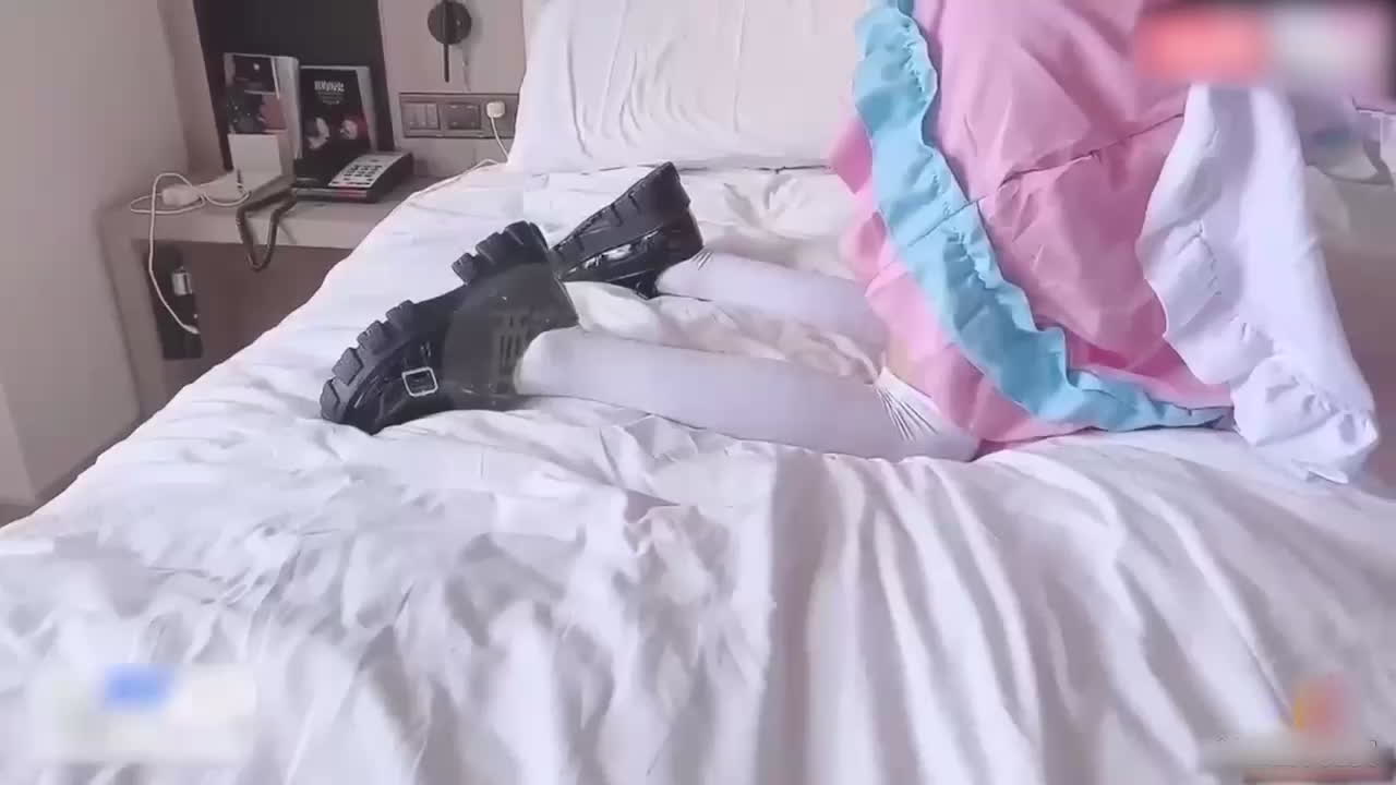 灌醉上洛丽塔 酒店约拍二次元少女，迷奸摄影师套路灌醉二次元少女。