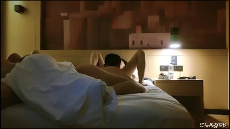 《良家换妻4P：口交玩奶，骚妻尿尿与抽插的刺激》