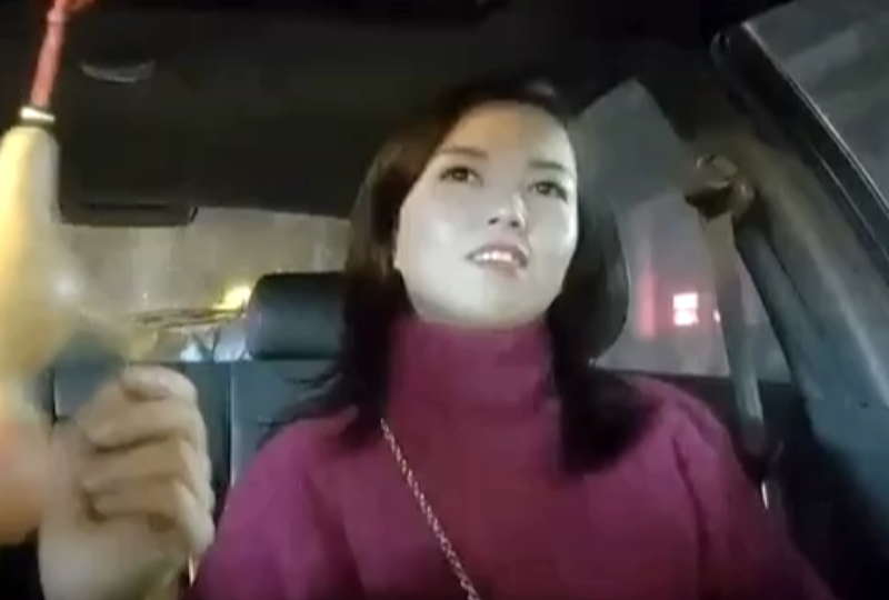 骚飘飘足浴按摩会所搭讪技师，1800元酒店开房，探花技师约炮专业按摩。