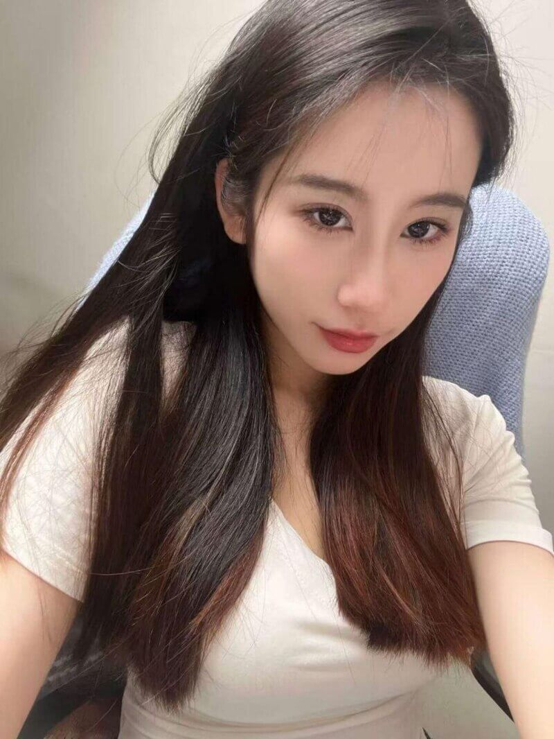 健身反差婊和男友的自拍：男友身材爆表，女友颜值爆表，自拍秀恩爱，颜值至上，健身房偶遇反差感强烈的情侣，男友肌肉爆表，女友美貌惊人，自拍大方秀恩爱