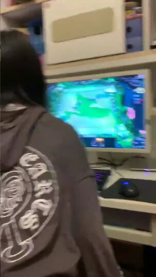 英雄联盟边玩边做？我肏骚货女友的饥渴小逼