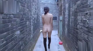 风味古镇，潮女快感，户外露乳展姿态，指尖挑逗喷潮来，风情万种的她，尽情释放，露乳自慰，潮吹喷发。
