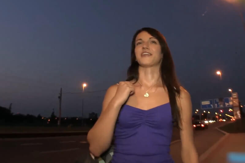 午夜捷克街头的诱惑：性感美女接受采访，野外激情邂逅一个大胆的搭讪，一场激情的邂逅。