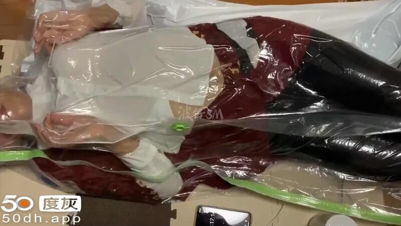 窒息而亡美少女的悲惨遭遇：变态男惩罚出手，享受闷死高潮的快感。