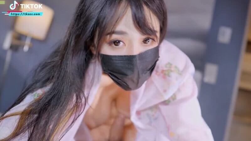 绝色少妇黑丝诱惑，用美乳口交帮我按摩，最后骑乘位带我飞上天