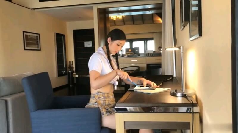 丝袜魅影，母女双娇：家教老师的蕾丝诱惑。性感妈妈与可爱女儿，双双着丝袜，勾引家教，上演了一出迷人的蕾丝诱惑。