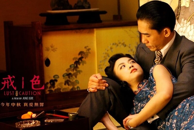 色戒之荡妇羞辱：丝袜美腿诱惑，激情之夜难自控！