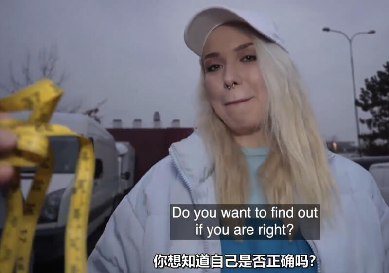 户外搭讪捷克美女：猜猜我的尺寸，赢取披萨！一位大胆的男士在捷克街头遇见了送披萨的女外卖员，他决定用金钱来调戏她