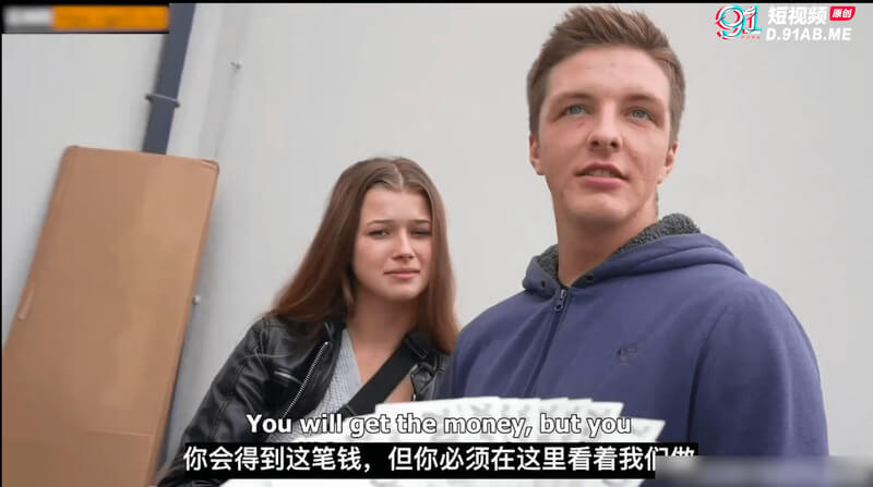 捷克街头搭讪记：偶遇情侣，以金钱诱惑，野战口交，户外风流，男的没顶住，果断把女友贡献出来，钱财美色，难以抵挡。