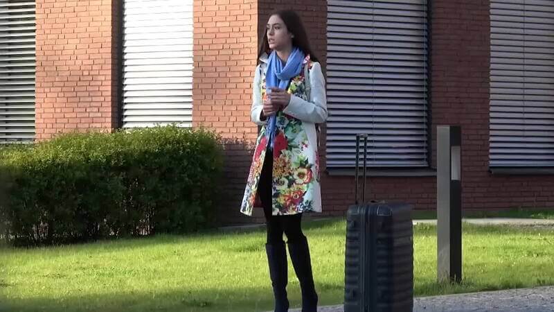 钞能力搭讪公园长腿美女，高跟靴子裹着美腿，诱惑十足。谈好价钱后，直接在公园野战，大胆露出。操到一半，有路人经过，刺激感十足，欧美风情。