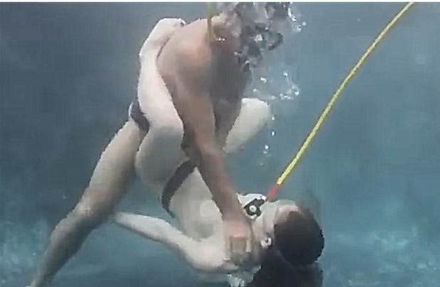 体验海底性爱还掐母畜脖子体验海底压迫和窒息快感