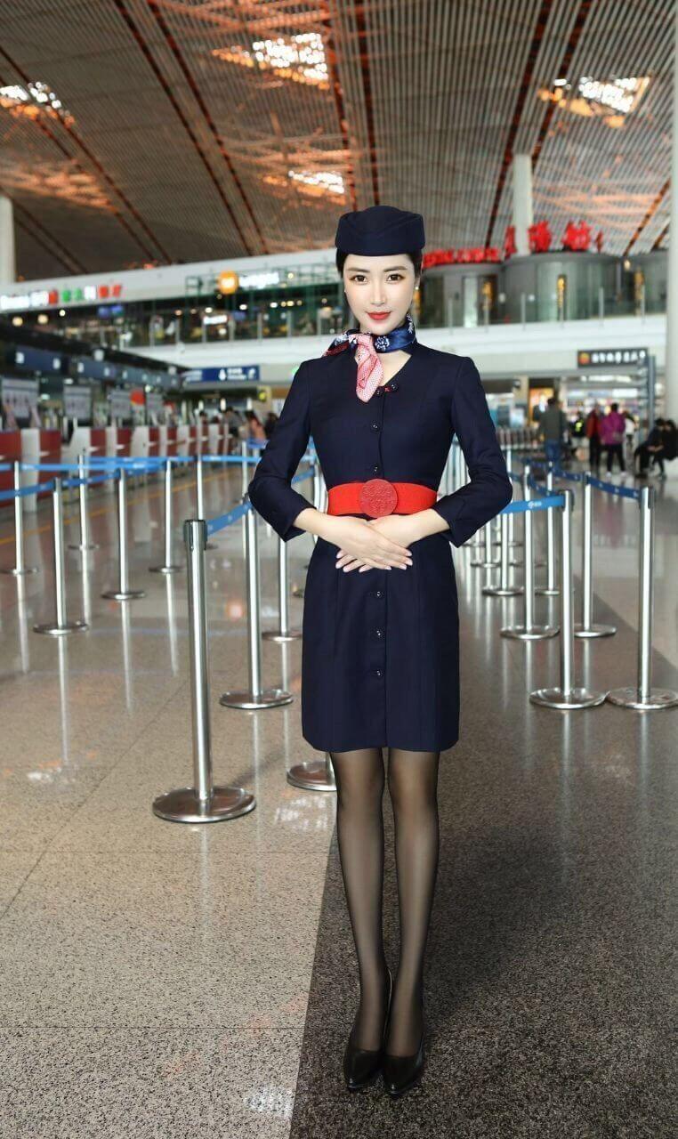 空姐女友一下飞机就来酒店吃鸡巴