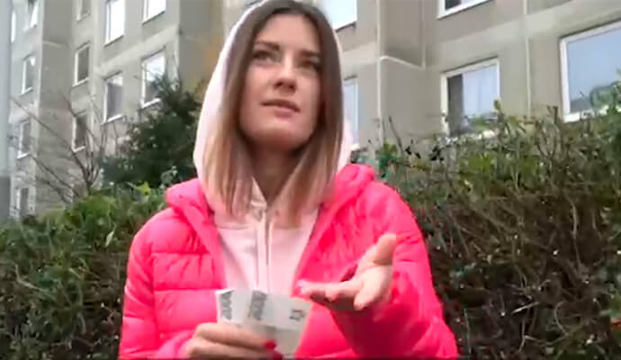 布拉格街头的诱惑：特工与外国美女的后门邂逅