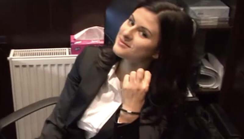街头搭讪性欲过剩的欧美女郎,在户外享受口交之乐