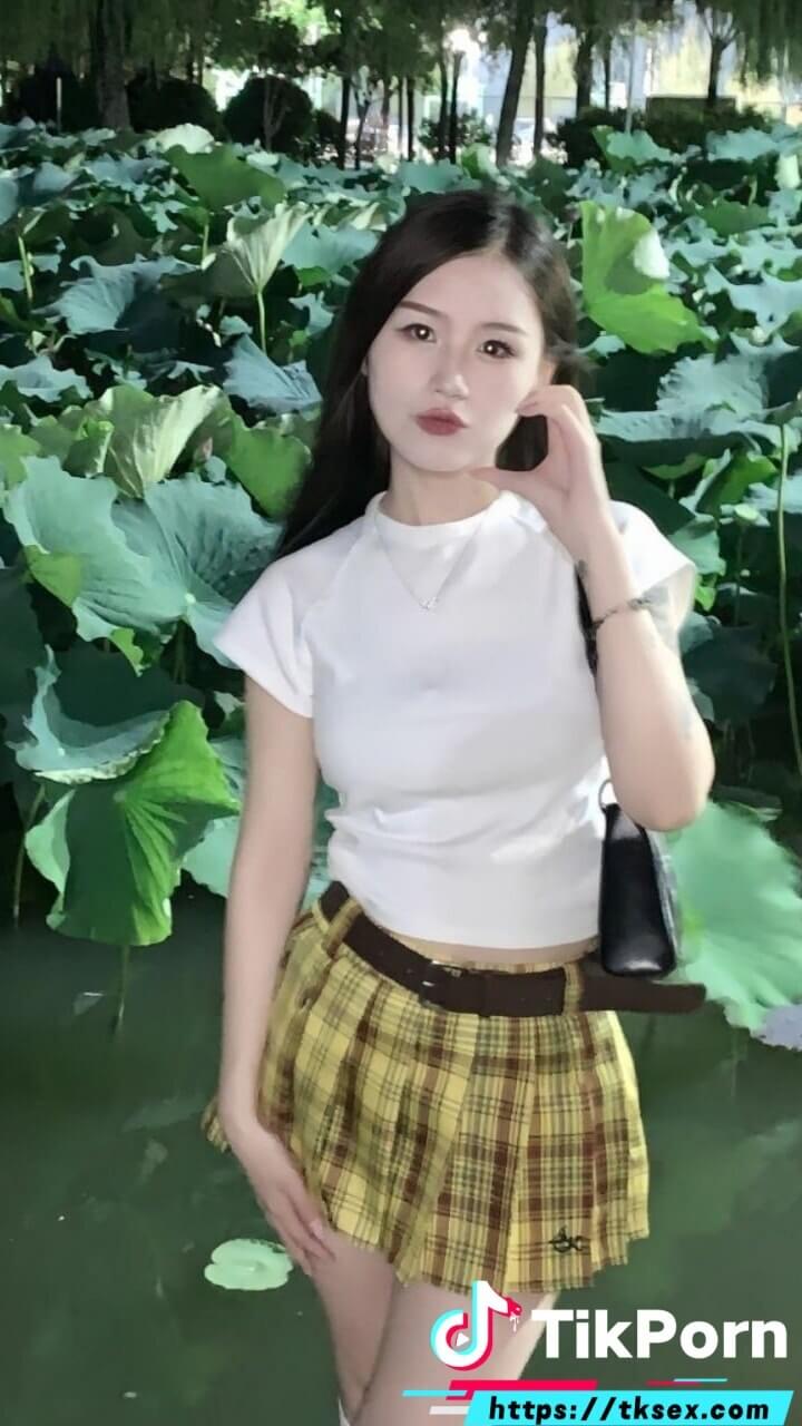 精神小妹的隐藏身份：酒吧舌吻，大胆反差玩出新花样，学生装下的秘密！