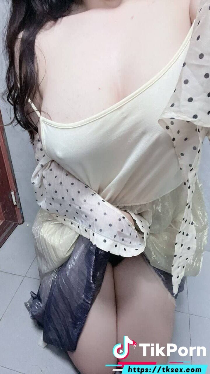 反差学生妹少萝02uiii，直播骚舞展巨乳，少萝奶子乱颤，肥臀扭动，诱惑勾魂。