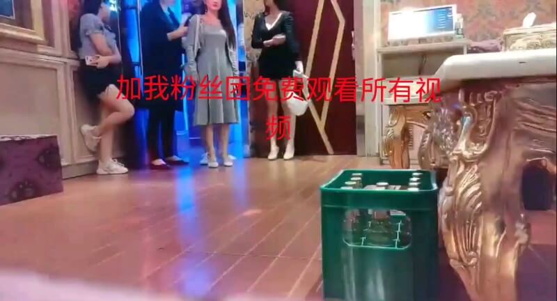 老哥偷拍KTV沙发激情：两男两女后入骑乘，少妇技师被抱起狂操，谁先射谁先欢 按摩探花 推油原创