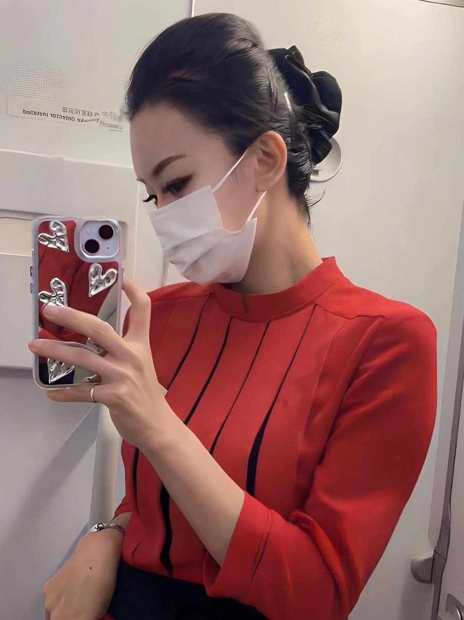 川航空姐周娅菲被金主后入爆操，淫水止不住的往外喷
