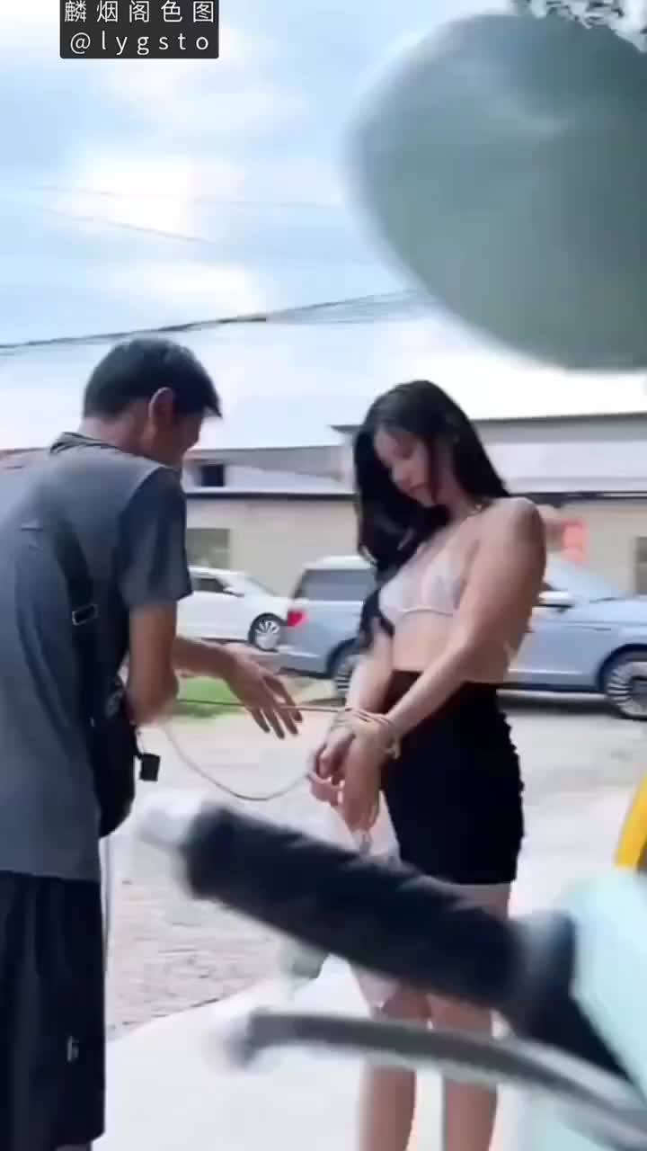出门前的兴奋仪式 在左胸上画个简易的鸡巴，贴上乳贴，内裤像内衣一样穿在身上，内裤腰部套着两个奶子，从内裤腿洞穿出。