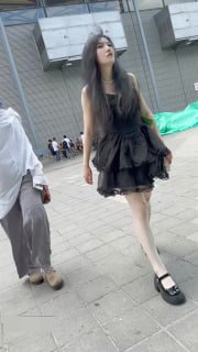 街头抄底 白嫩长发黑洋装，白丝包头鞋好有腔调，颜值嫩妹被干得浪叫不断