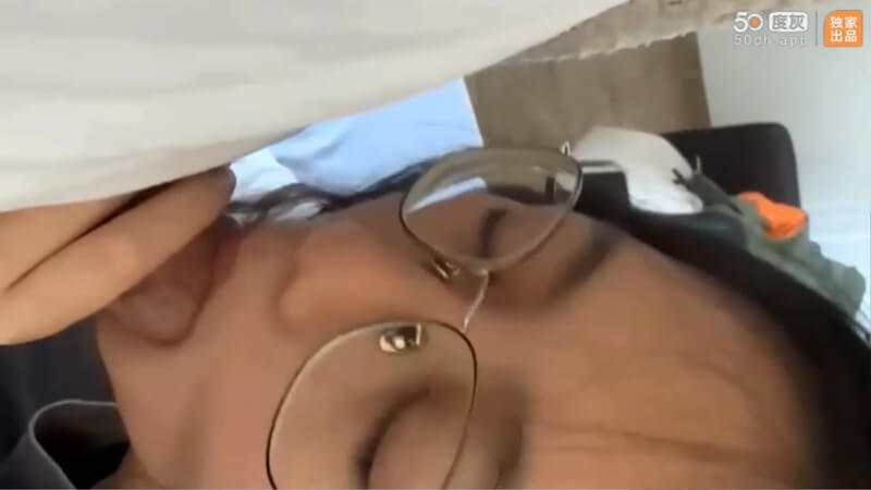 点头像看最新乱伦+泄密门事件！美乳女神变反差母狗？