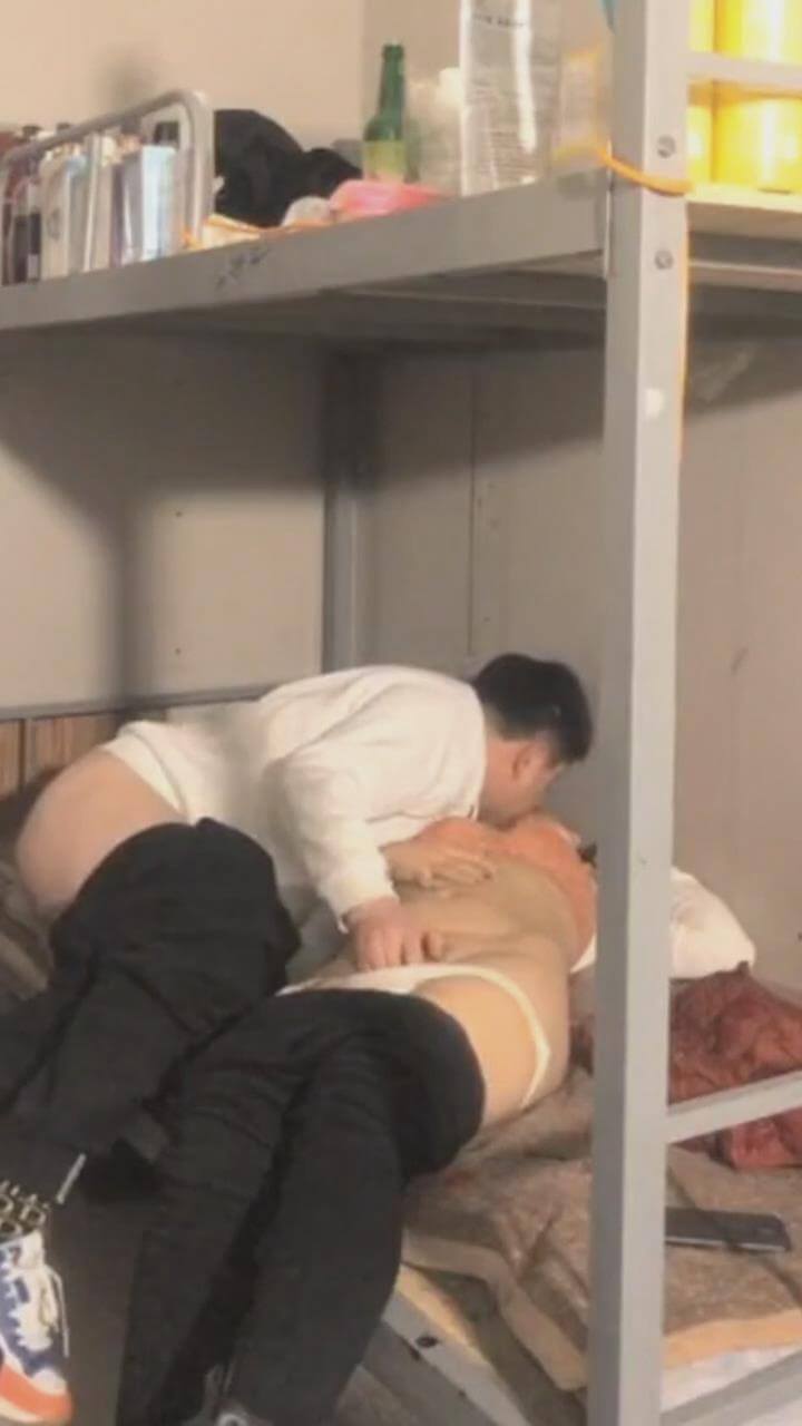 电子厂少妇偷情约炮，女的特别害怕，宿舍窗外有人偷窥观战。
