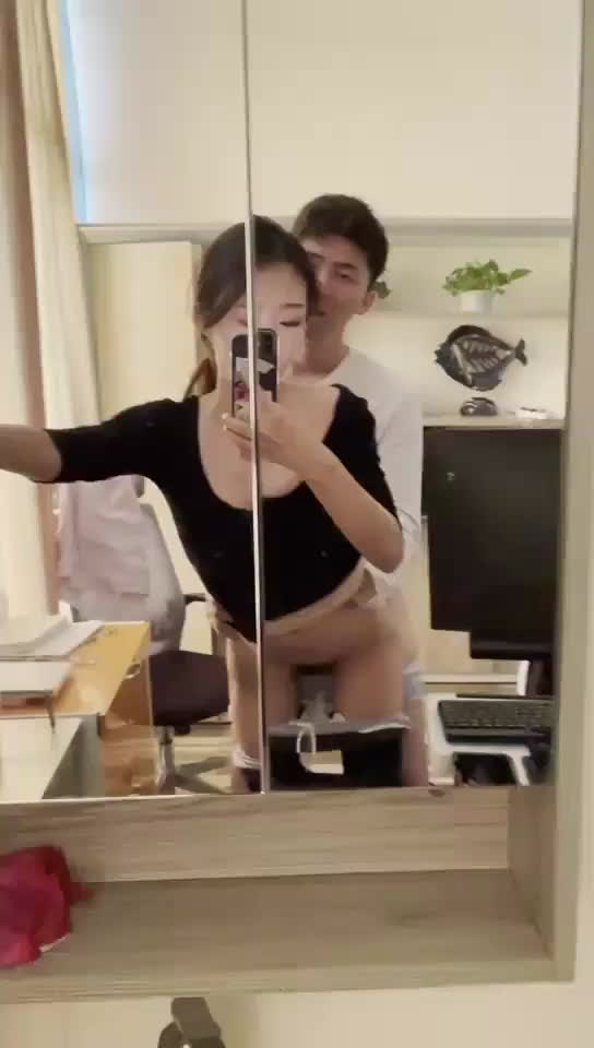 艺术生薛佳欣分手后被渣男将做爱视频发到网上 对着镜子自拍