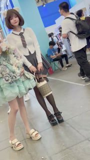 街头抄底，双美腿黑丝妹，偷拍透视诱惑，展现性感曲线！