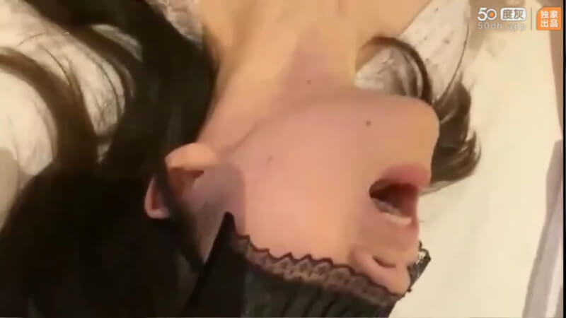 最新乱伦！泄密门事件，美乳女神的反差诱惑，母狗人设下藏着怎样的秘密！