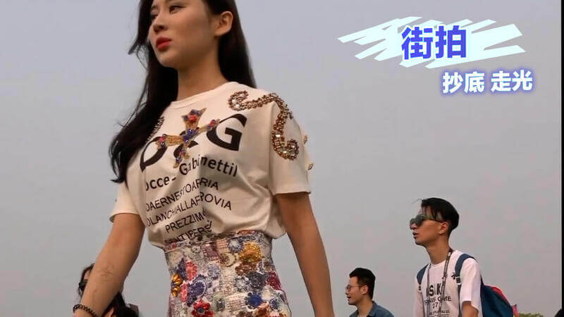 街头抄底走光美女 裙底春光被高清诱惑