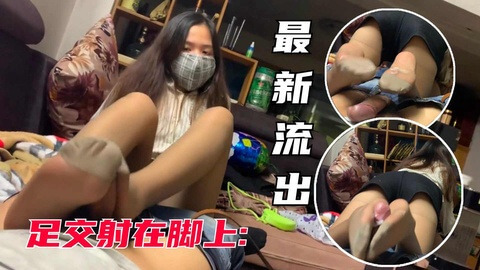 迷人足交私密自拍 性感美腿高潮喷射这是一段令人血脉偾张的自拍视频 一位美女展示了她迷人的足交技巧 用自己的美腿勾引着观众
