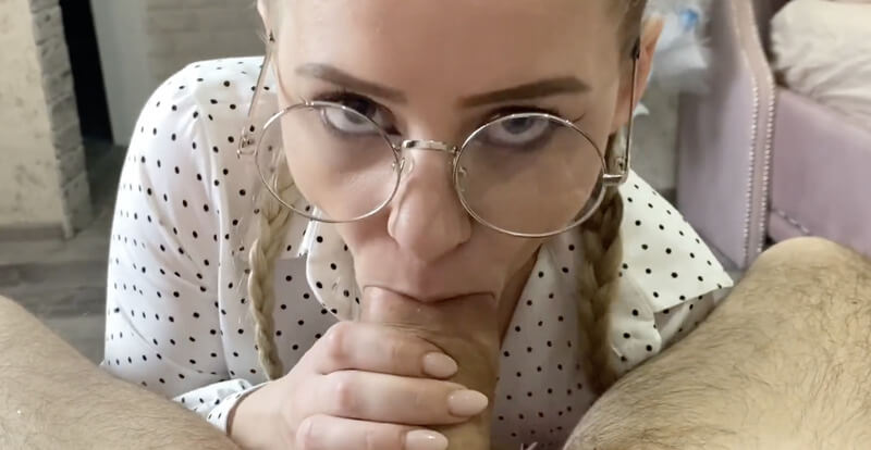 俄罗斯严父管教 漂亮女儿成绩不好要惩罚，性感制服学妹被压在桌子上打屁股。