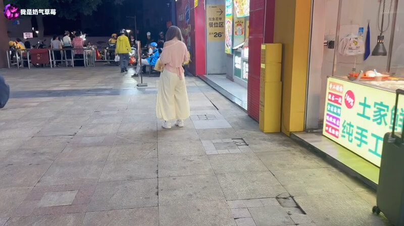 街头搭讪换上和服：性感美女穿日系丝滑和服，被猛烈操弄呻吟不断喊出亚麻跌