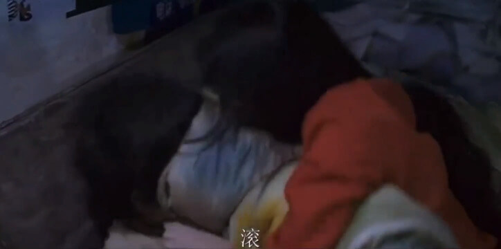 冰冰扮演的女职员，被上司侵犯后，却又陷入另一场欲望纠葛，被佟大为饰演的男同事迷恋，在办公室被他压在身下，一次又一次地被他占有，冰冰在两男之间周旋，享受着禁忌的快感。
