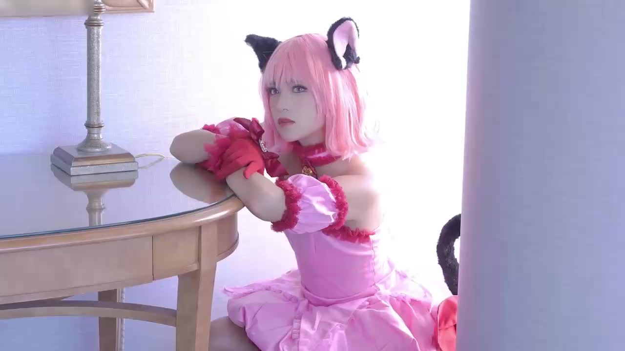 东京猫猫角色扮演 桃宫莓制服下的性感变身