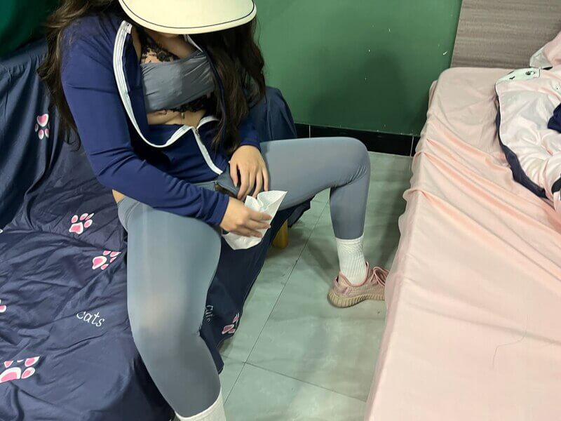 舅妈跑完步穿紧身运动服，火辣身材勾引侄子，被压榨得直叫爽