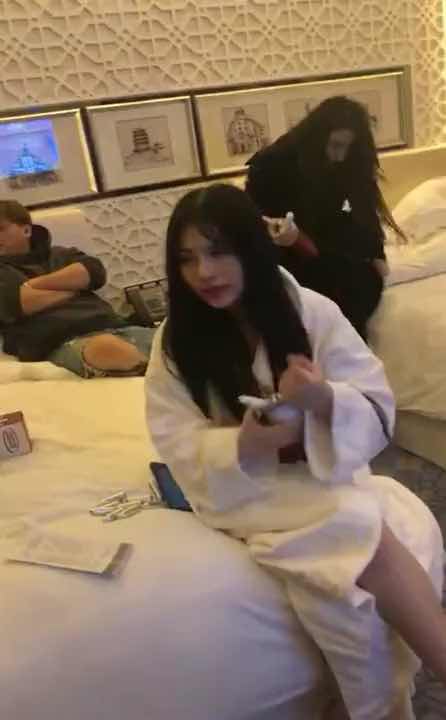 两对夫妻交换配偶，体验激情之夜，两个男人和两个女人决定交换配偶，度过一个充满激情和欲望的夜晚。
