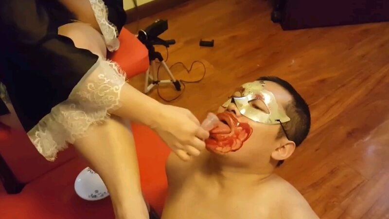 重口味大姨妈羞辱！他把我经血抹脸又舔尽，变态男M被贱狗驯化