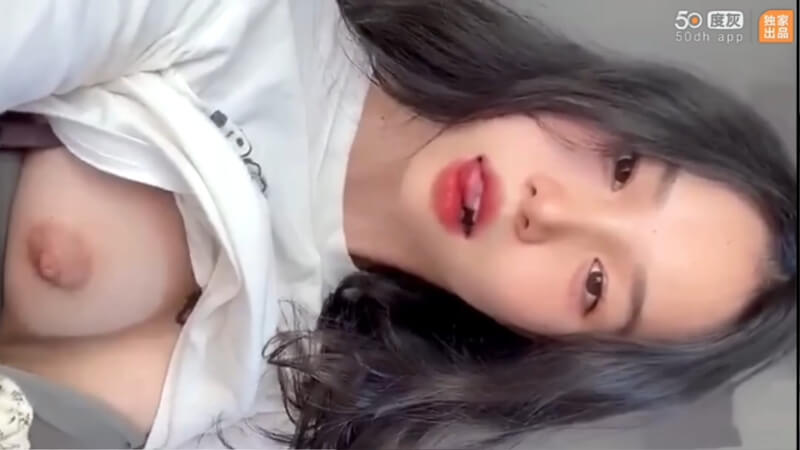 最新乱伦，泄密门事件，美乳女神的反差诱惑 母狗风情尽在其中！