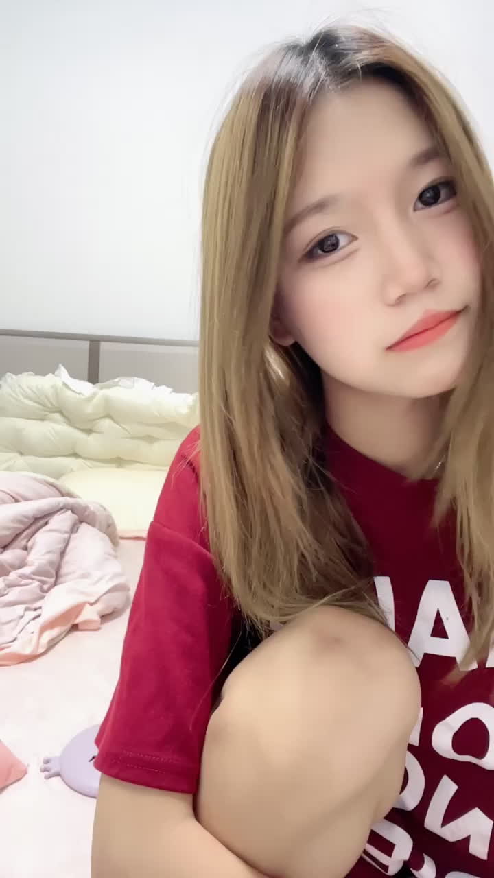 展现私密风情，演绎性感魅力！自拍艺术大胆展现自我，窥探隐私，演绎别样风情！