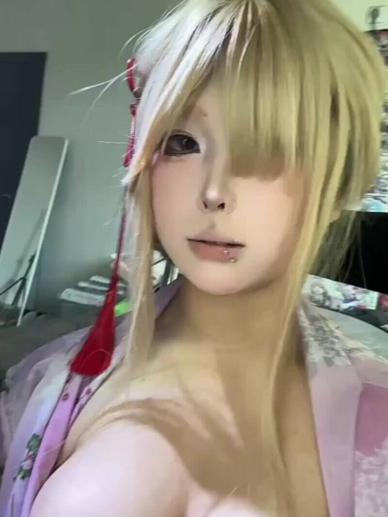 23岁抖音清纯女神林卿，COS制服诱惑，性感写真引无数粉丝垂涎。