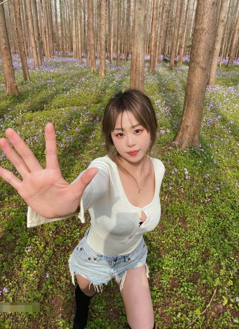 极品反差婊大学生，私下精致诱人 颜值高身材好，凹凸有致的她私下爱摆弄姿势
