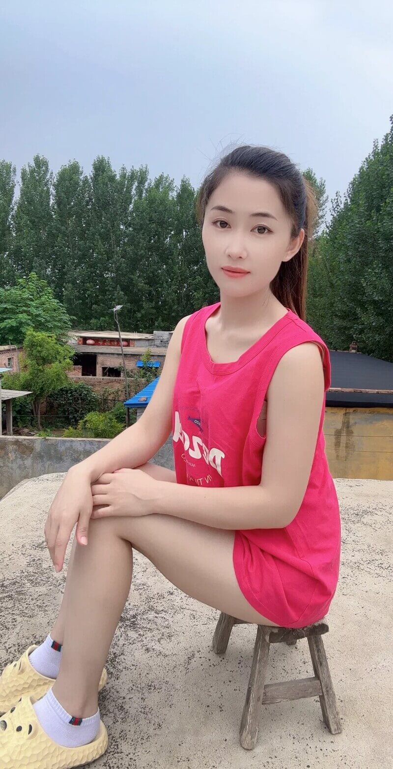 把正在干农活的嫂子拉进房间，乡村风情野性嫂子被小叔拉进屋子里原地直干，乡村风情野性嫂子被小叔拉进屋子里原地直干，这可是原汁原味的乡村风情，嫂子干农活的汗水还没干，就被小叔一把拉进房间，原地直干，这可是我和小叔之间的小秘密。