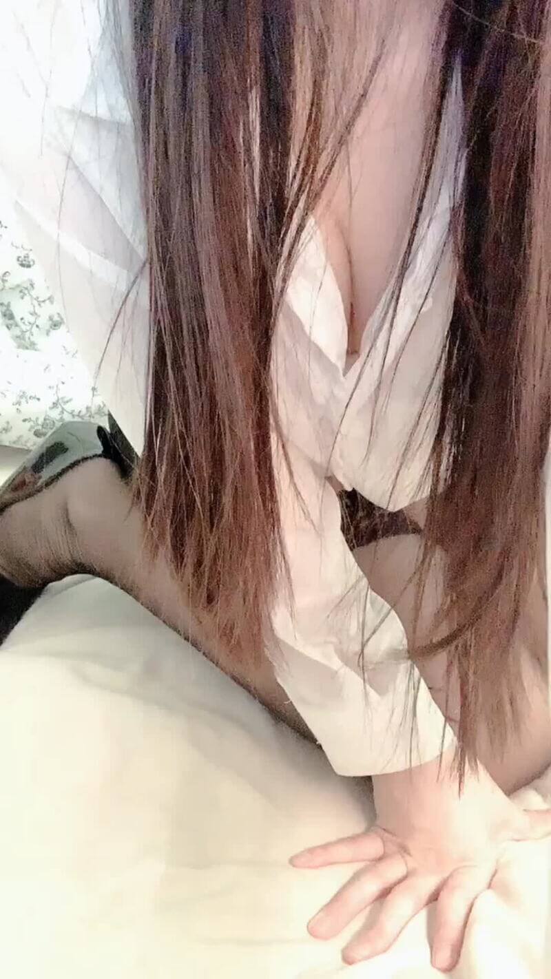 黑丝白衫大奶美女对者镜头大露骚逼
