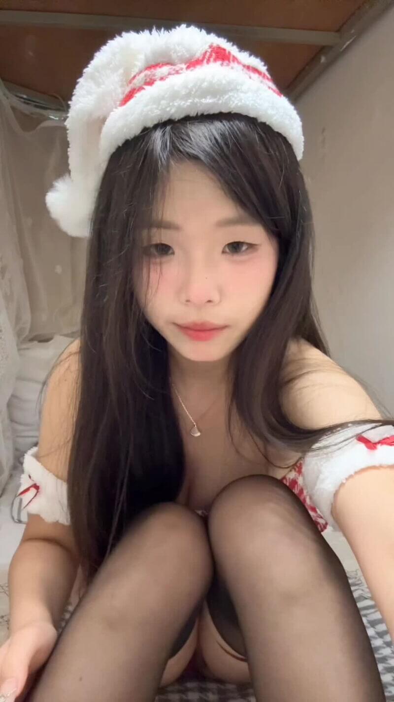 帮我摸摸我的小奶，让我做你专属的性奴~ 我就是那只任性同学把玩的小母狗~ 想被你征服~
