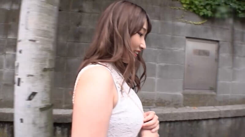 路边搭讪美女，回家尿一泡上火的尿给她喝！这个尿看着都骚气！