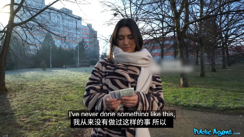 模特公司经纪人在街上劝孤独的发过女孩发生关系，几分钟后男人就在僻静的地方操了火辣的荡妇