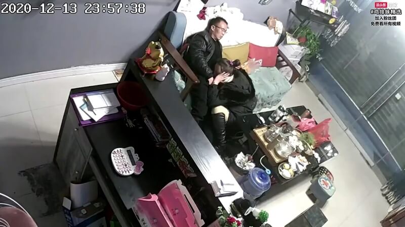 真实乱伦姐夫花店老板娘勾引姐夫乱伦，被姐撞见支开姐姐继续插嘴口爆