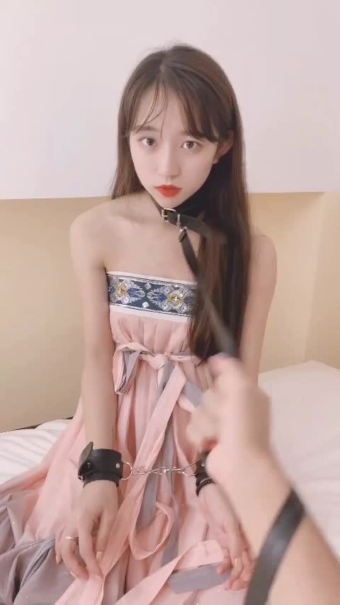 听话的小母狗，穿着丝袜吃鸡巴 最后被口爆